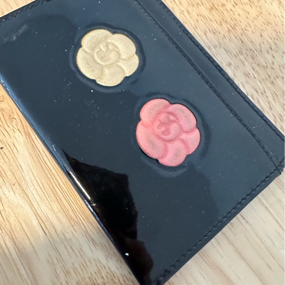 CHANEL CC Flower Camellia Patent Leather Card Holder - Picture 5 of 7